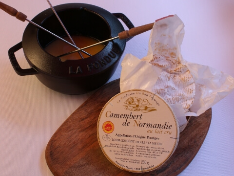 まな板の上に乗っているホールチーズ