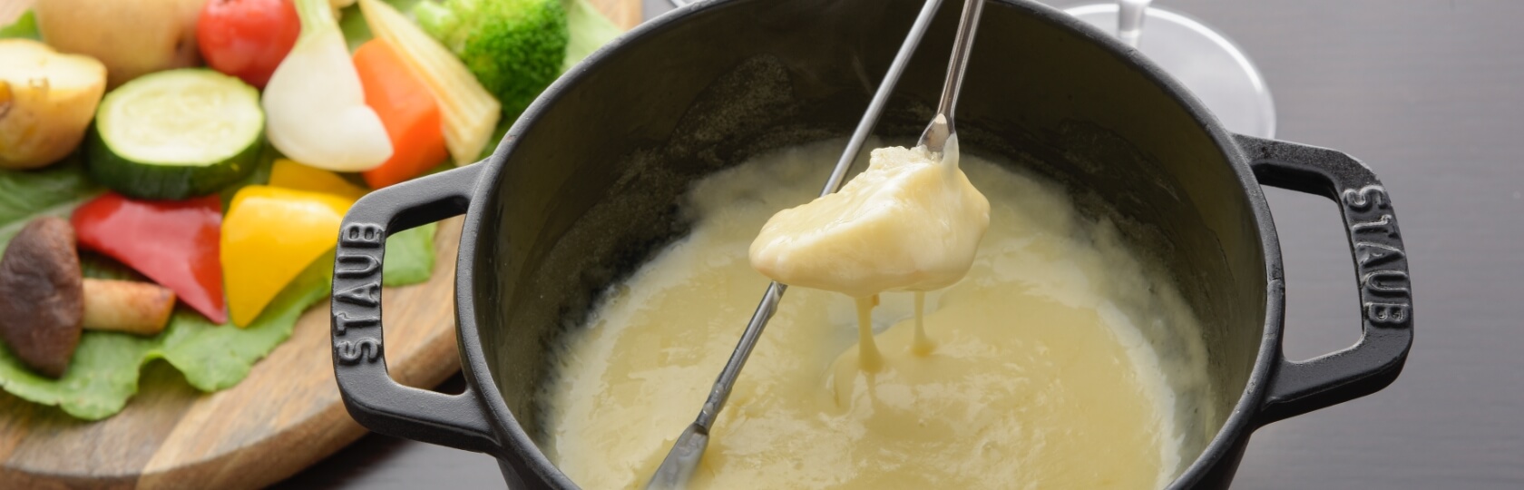 フォデュ鍋のチーズにパンを絡める