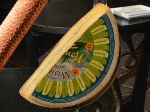 ラクレットオーブンに設置しているチーズ