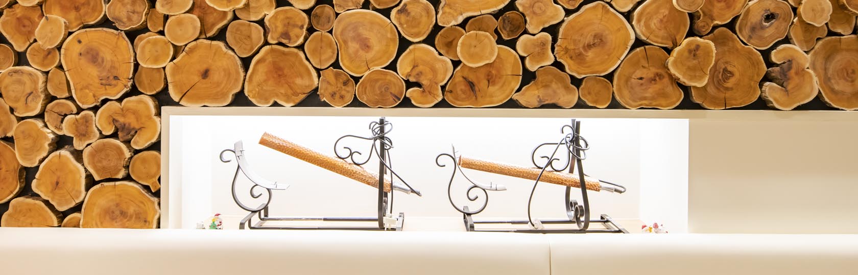 丸太の切り株の壁に飾られているラクレットオーブン